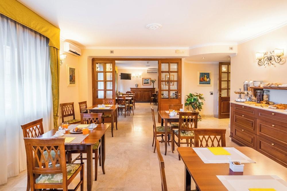 restaurant cafeteria
