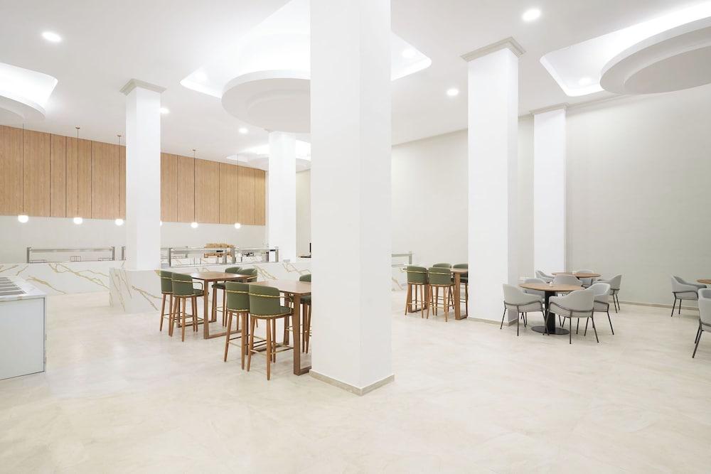 restaurant cafeteria