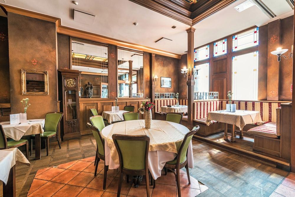 restaurant cafeteria