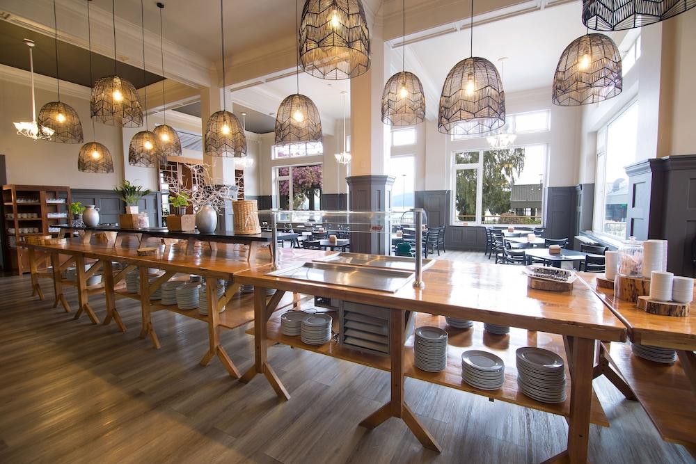 restaurant cafeteria