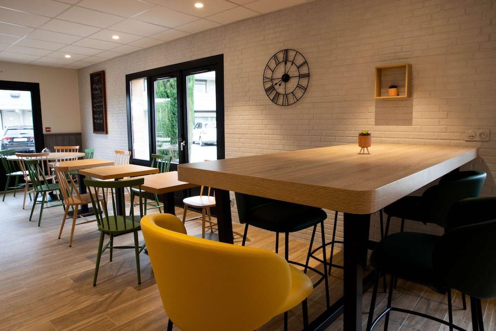 restaurant cafeteria