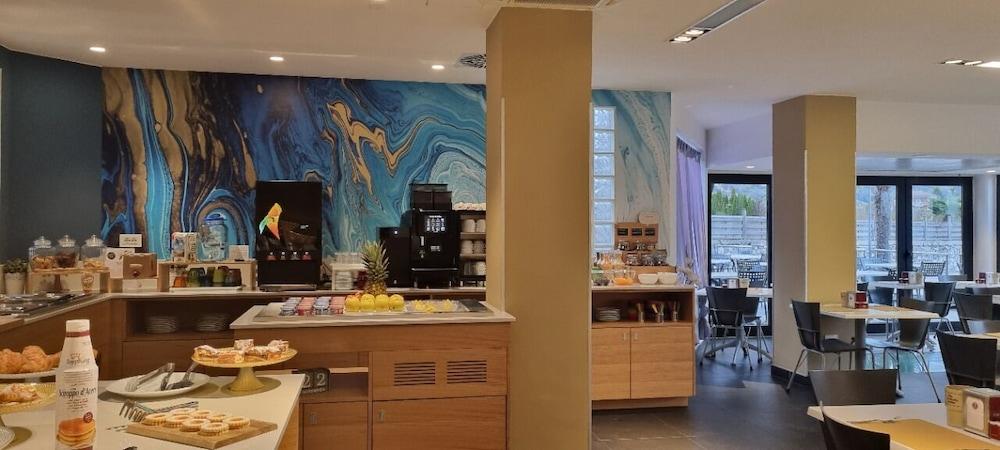 restaurant cafeteria