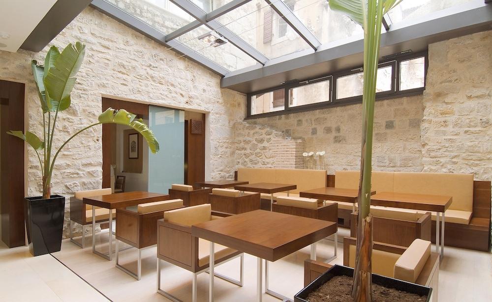 restaurant cafeteria
