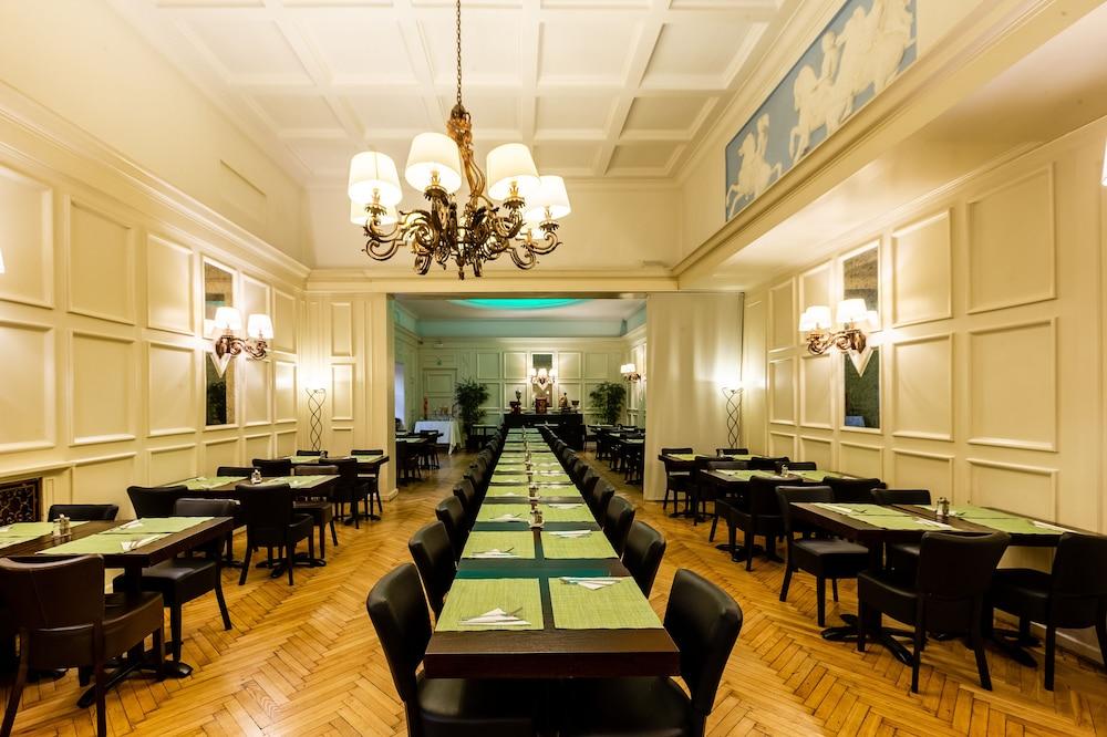restaurant cafeteria