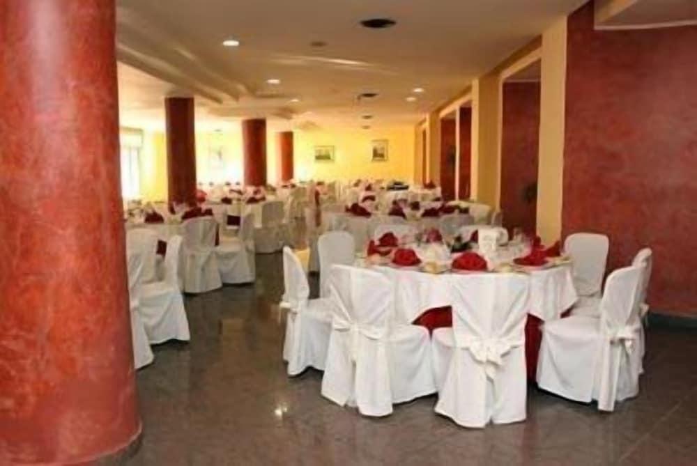 restaurant cafeteria