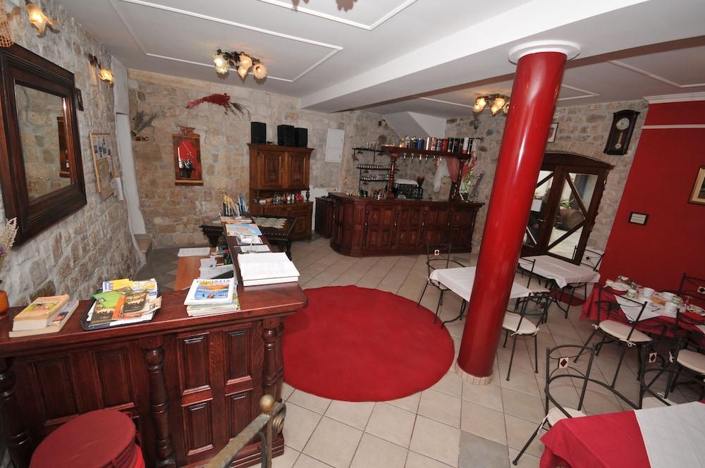 restaurant cafeteria