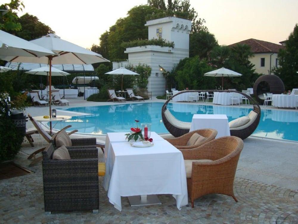 swimming pool spa