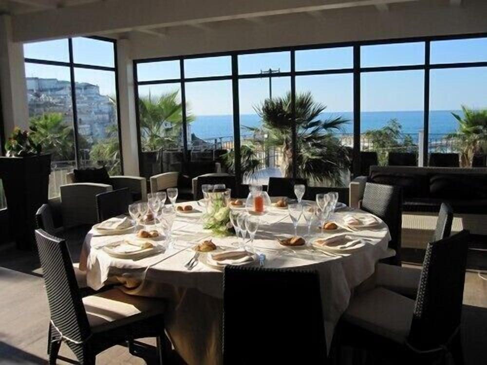 restaurant cafeteria