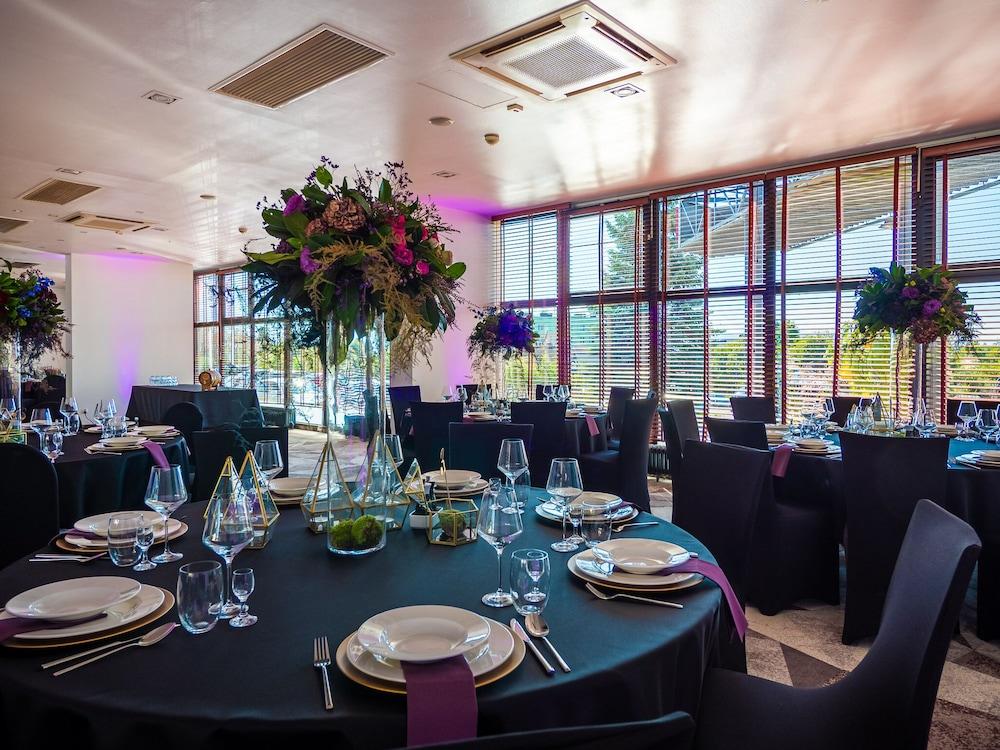 restaurant cafeteria