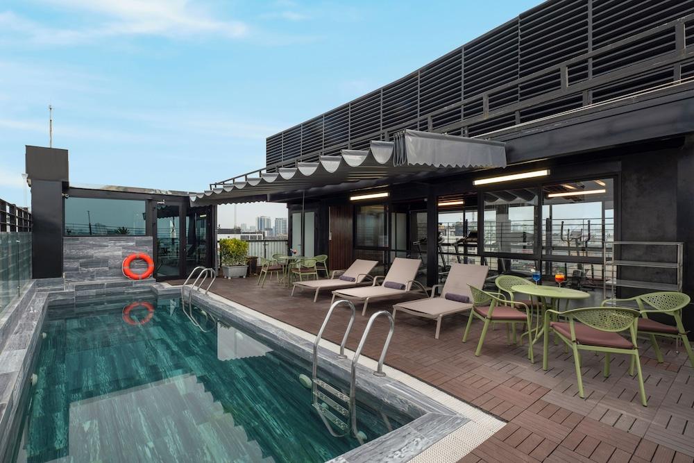 swimming pool spa