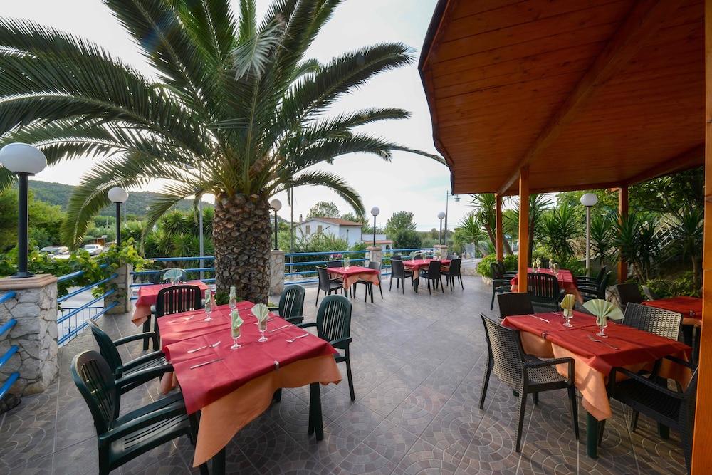 restaurant cafeteria