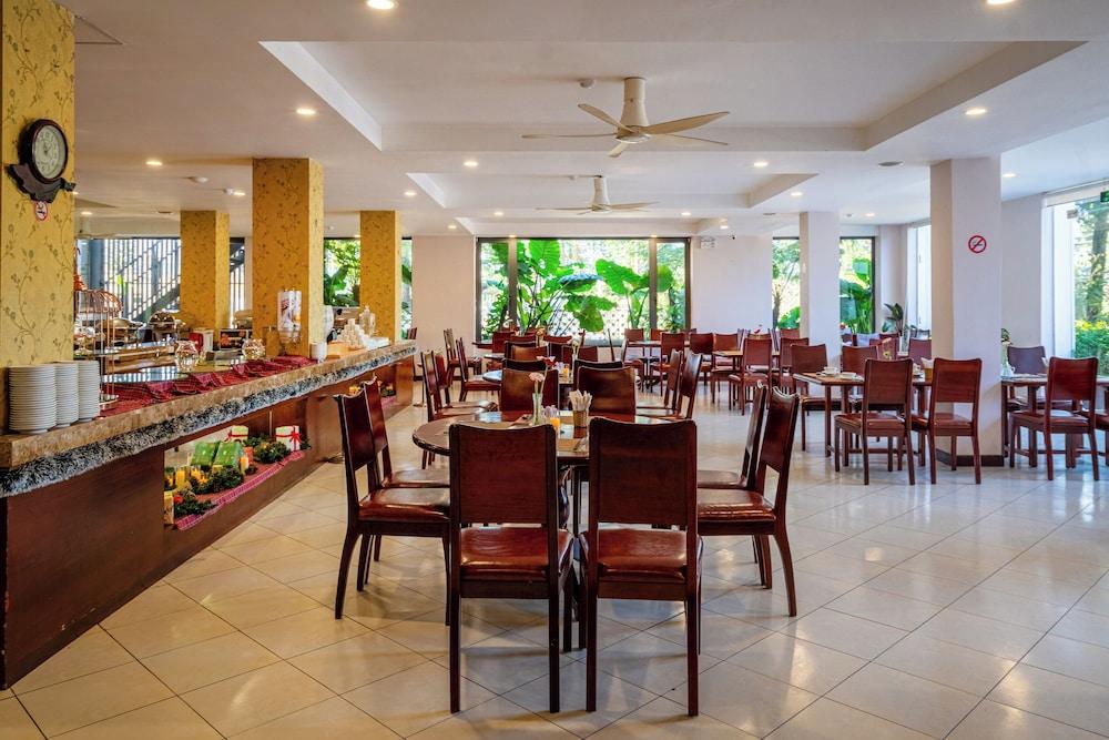 restaurant cafeteria