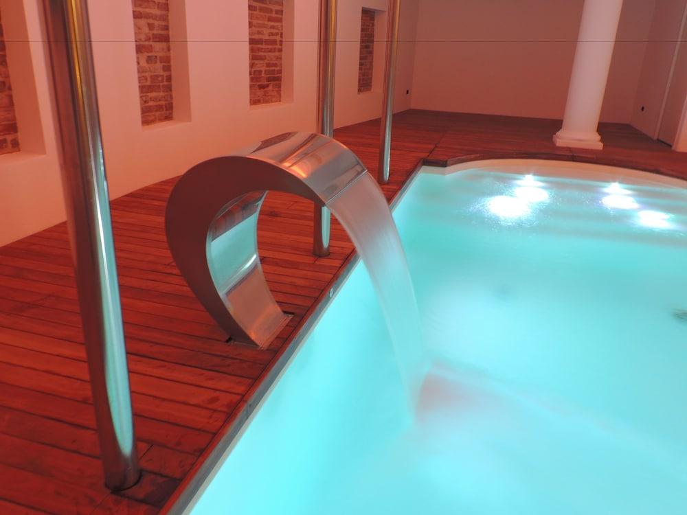 swimming pool spa