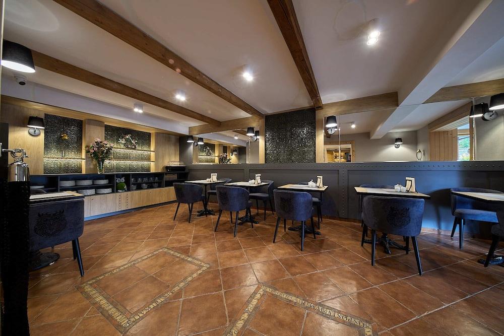 restaurant cafeteria