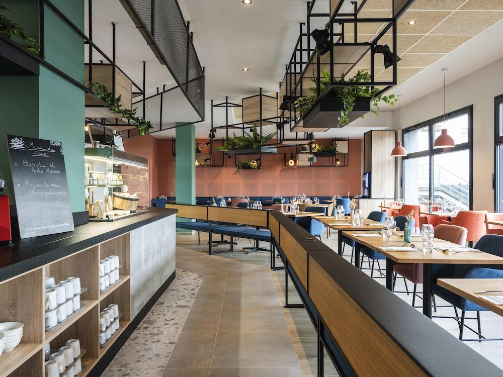 restaurant cafeteria