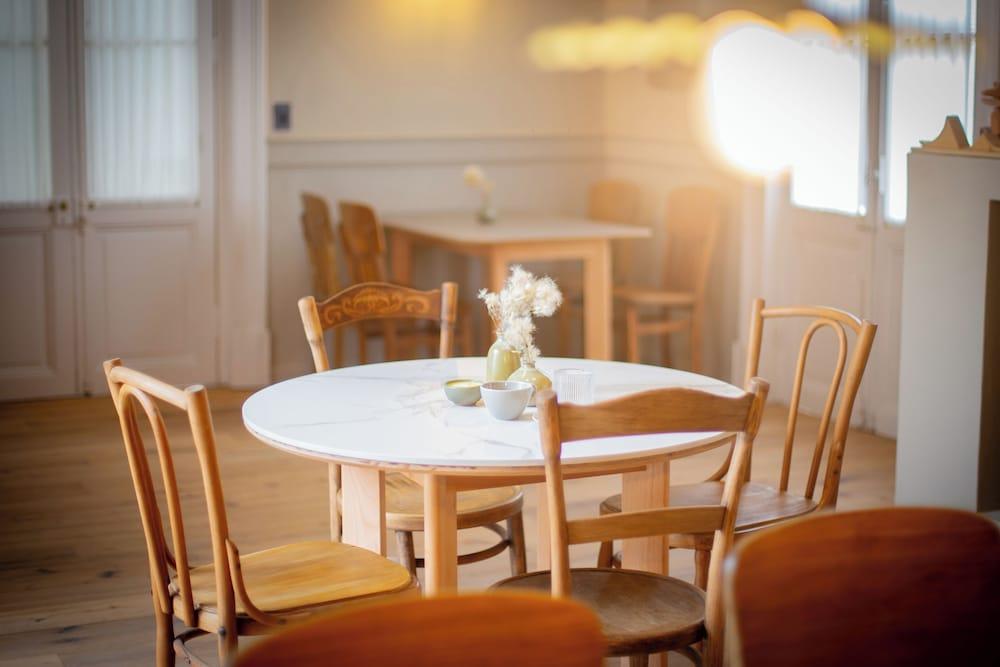 restaurant cafeteria