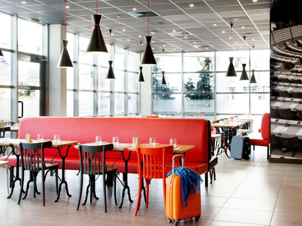 restaurant cafeteria
