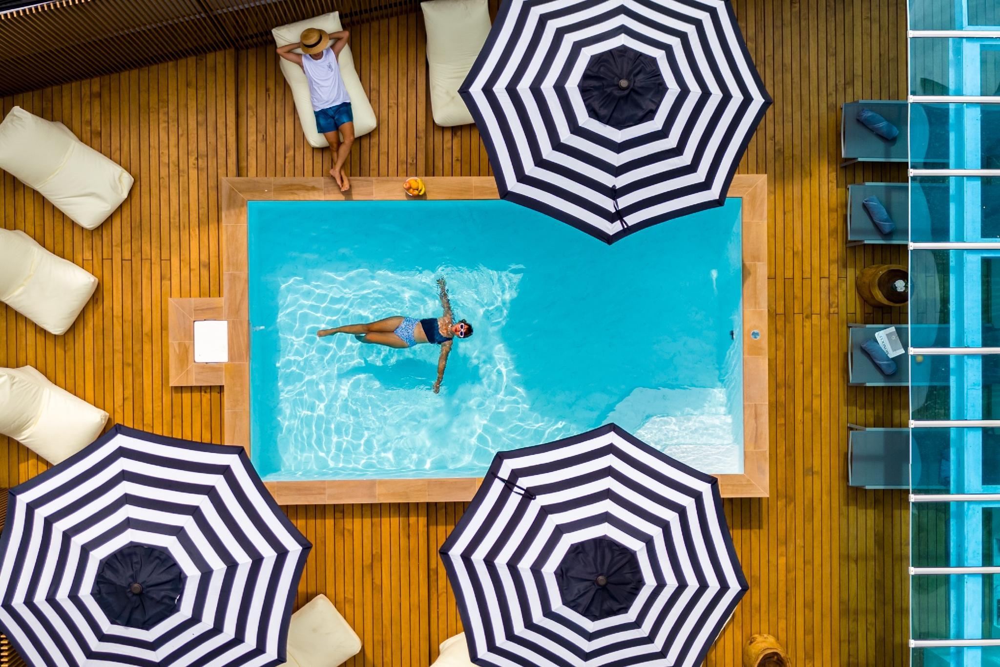 swimming pool spa
