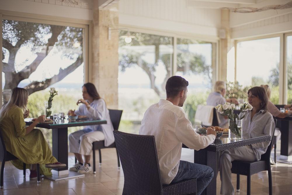 restaurant cafeteria