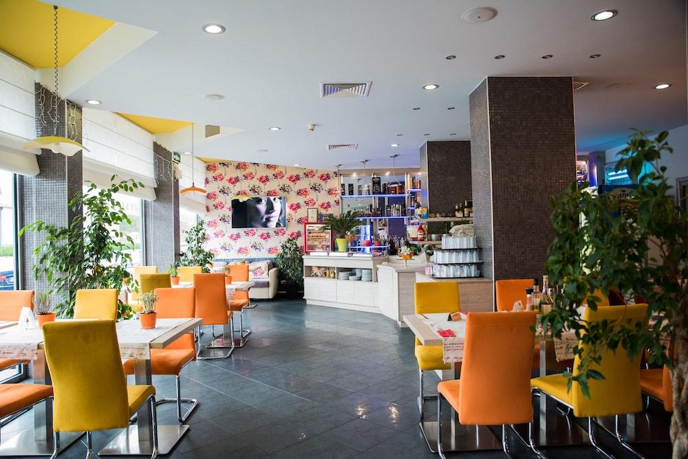 restaurant cafeteria