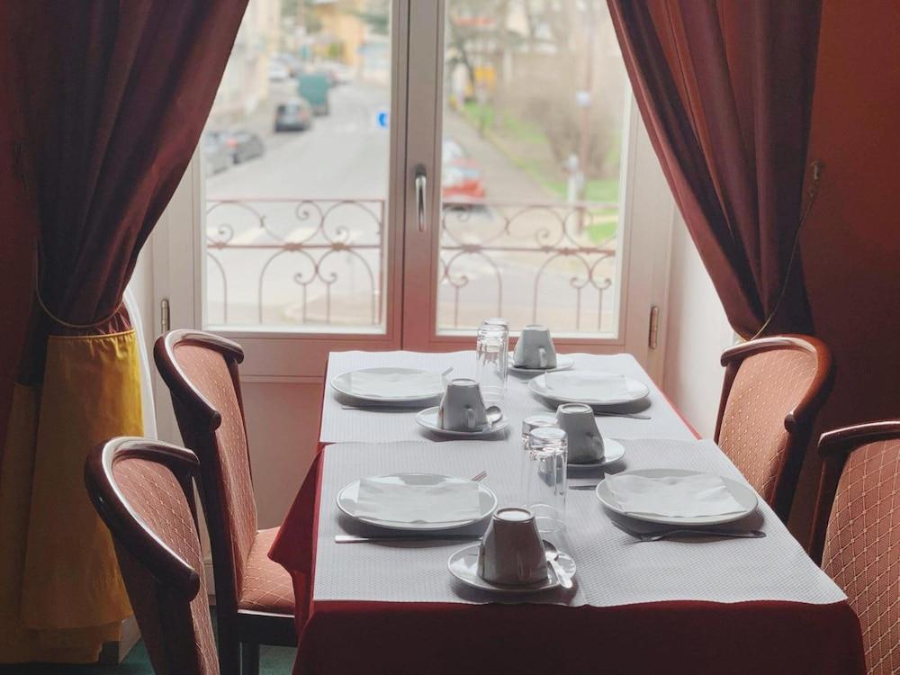 restaurant cafeteria