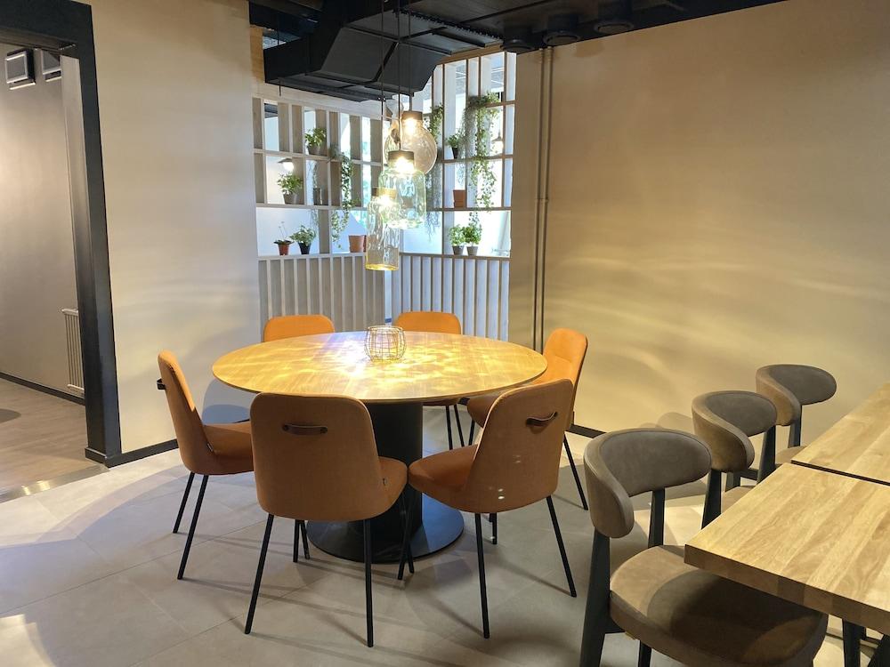 restaurant cafeteria