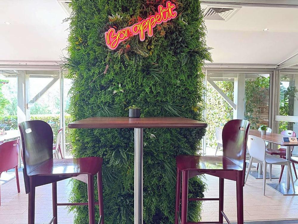 restaurant cafeteria