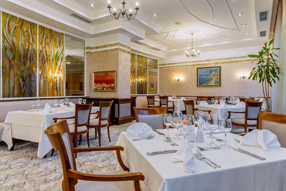 restaurant cafeteria