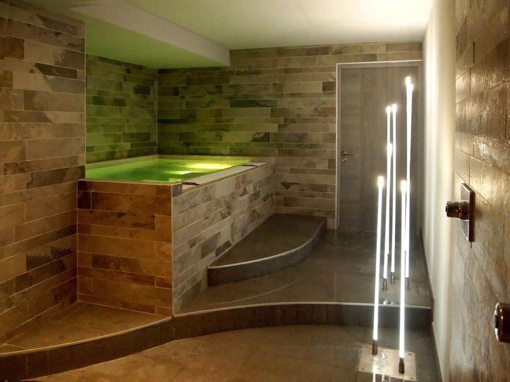 swimming pool spa