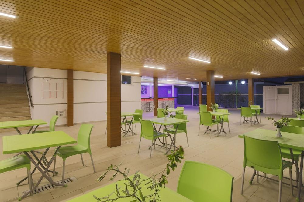 restaurant cafeteria
