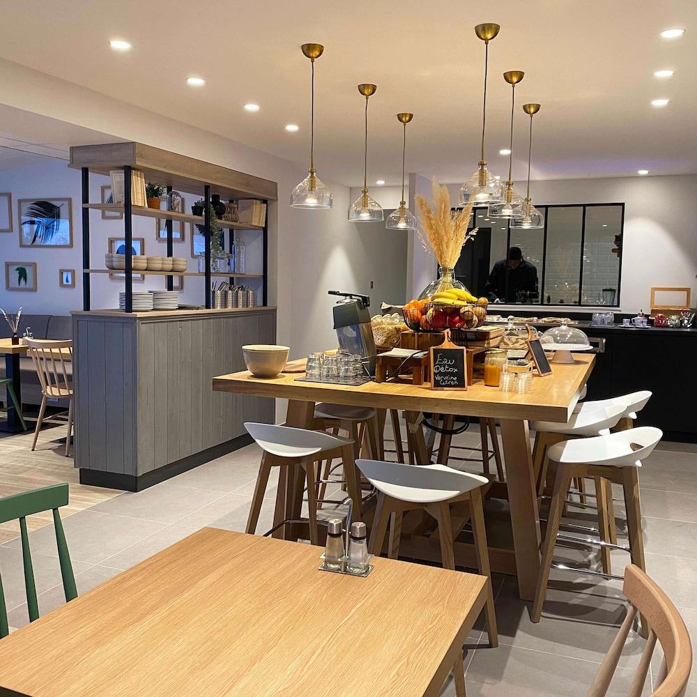 restaurant cafeteria