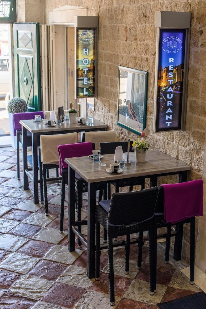 restaurant-cafeteria