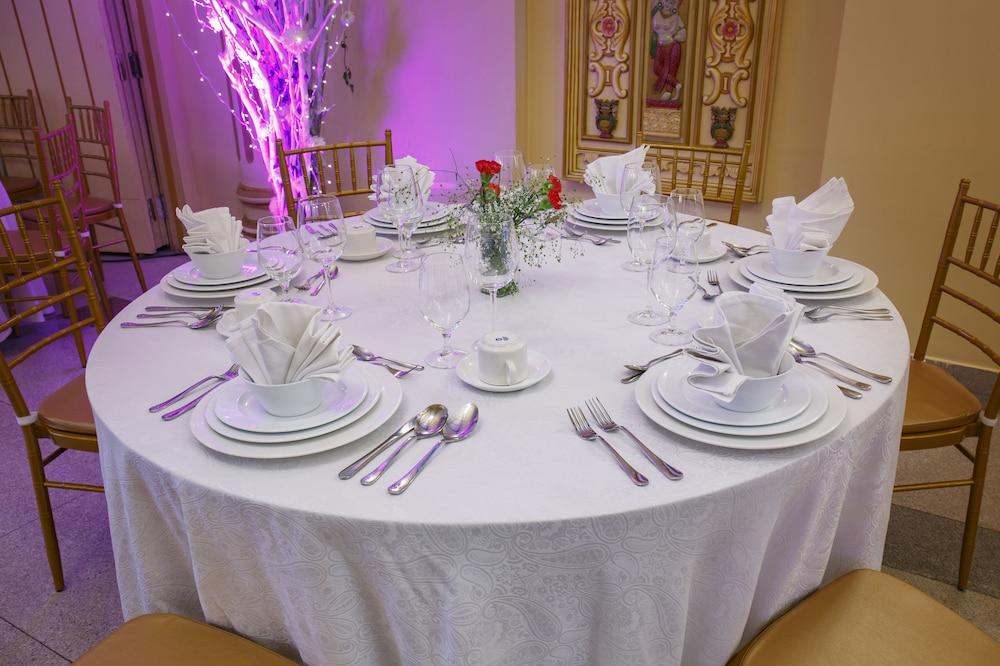 restaurant cafeteria