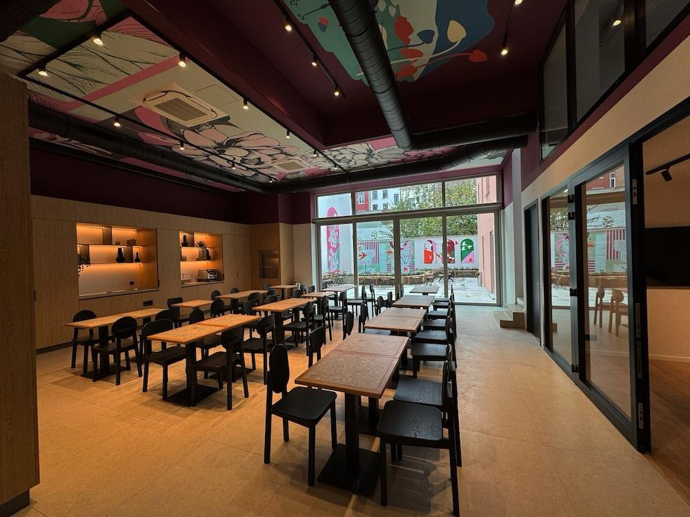 restaurant cafeteria