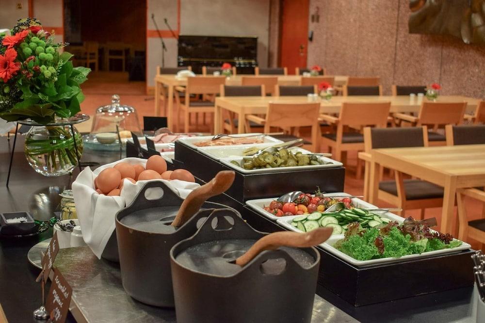 restaurant cafeteria