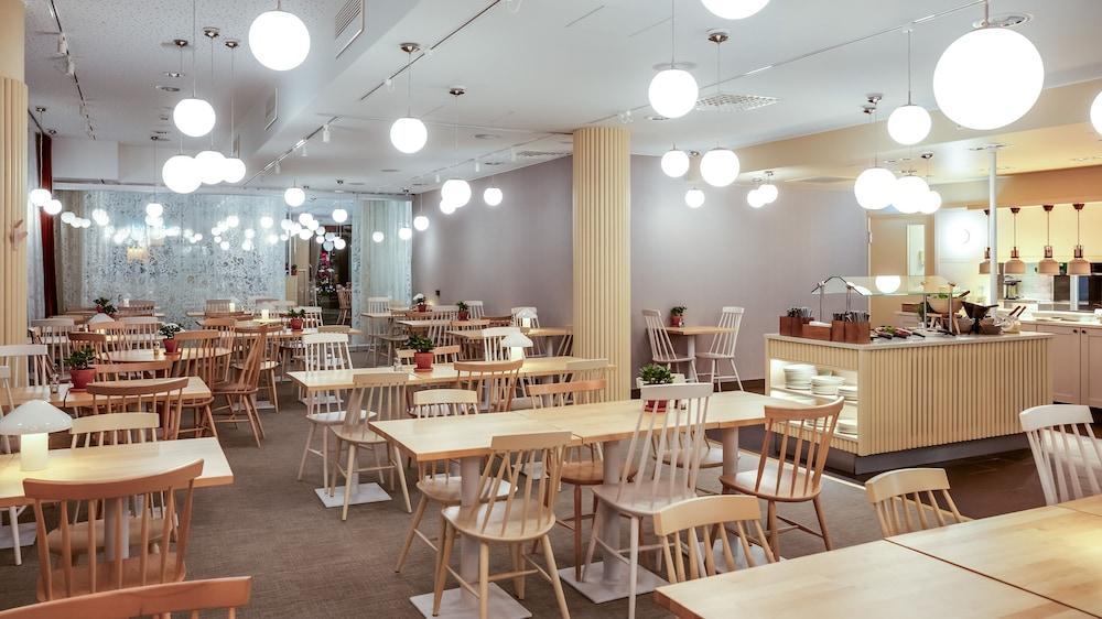 restaurant cafeteria
