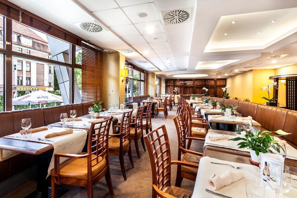 restaurant cafeteria