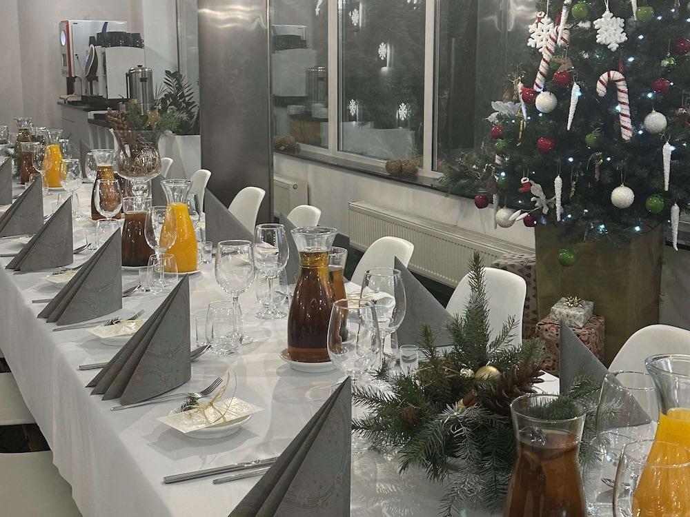 restaurant cafeteria