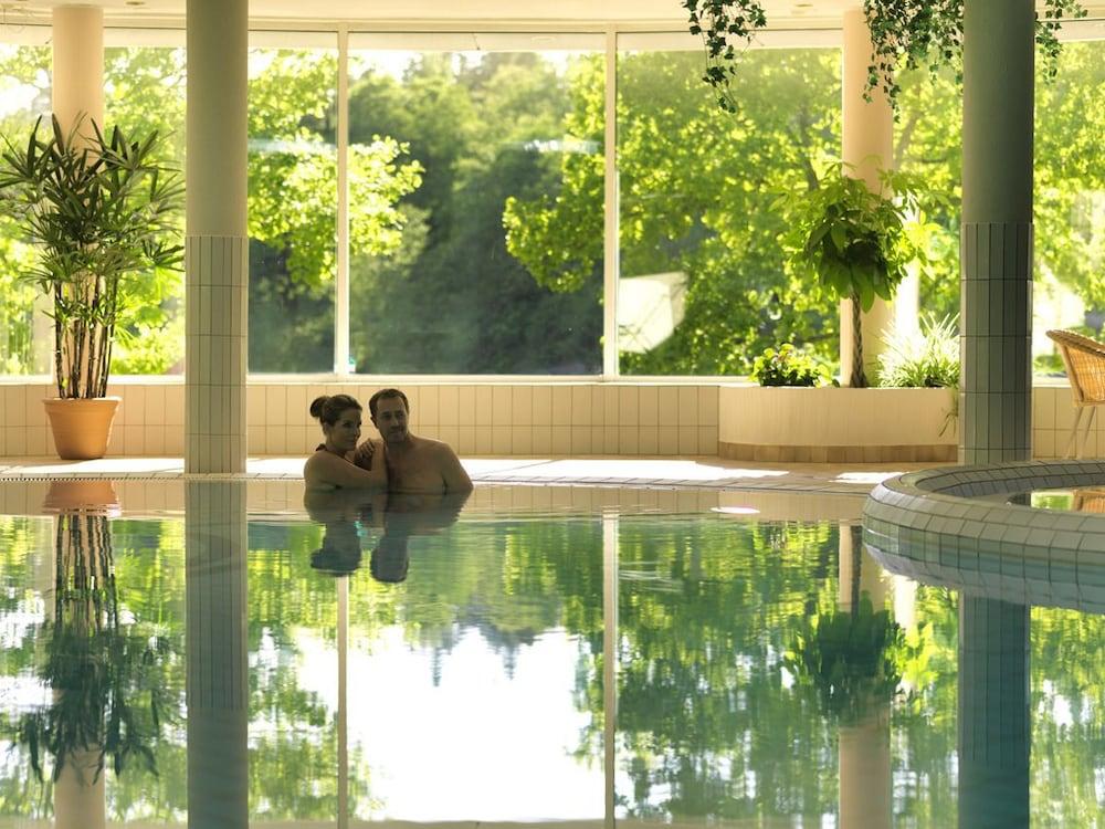 swimming pool spa