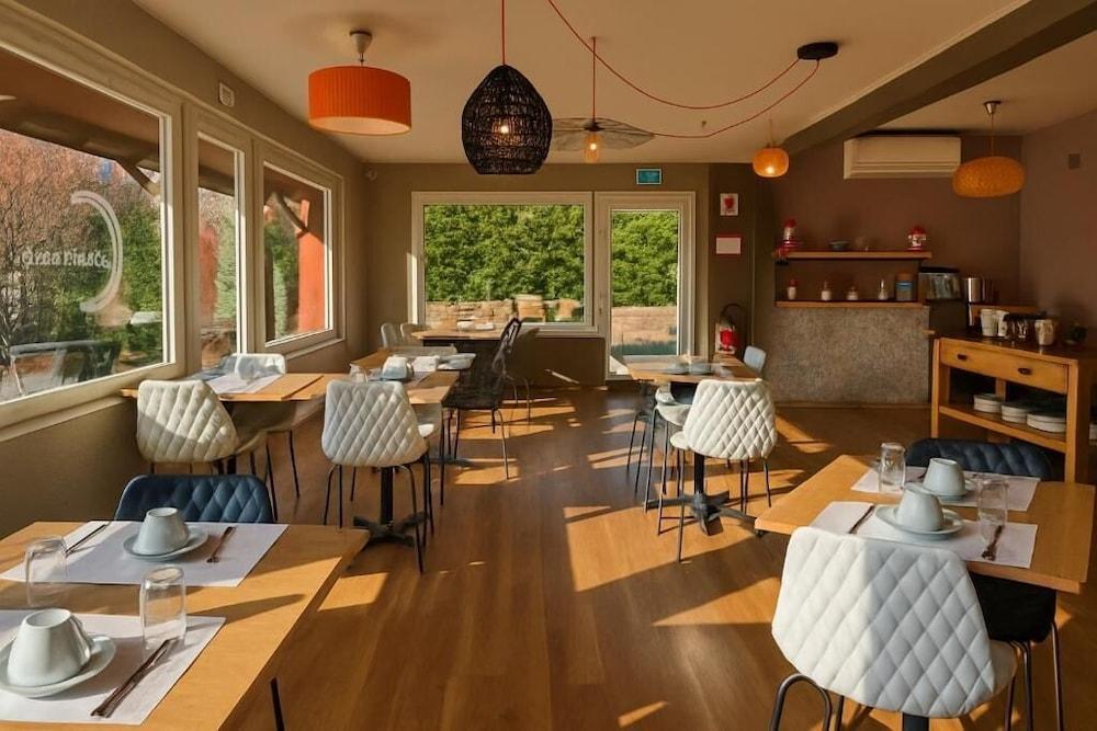 restaurant cafeteria