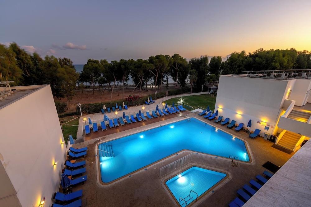 swimming pool spa