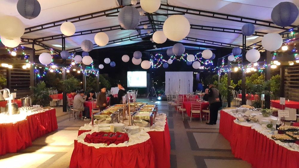 restaurant cafeteria