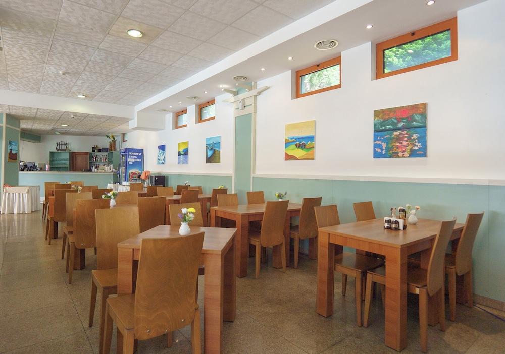 restaurant cafeteria