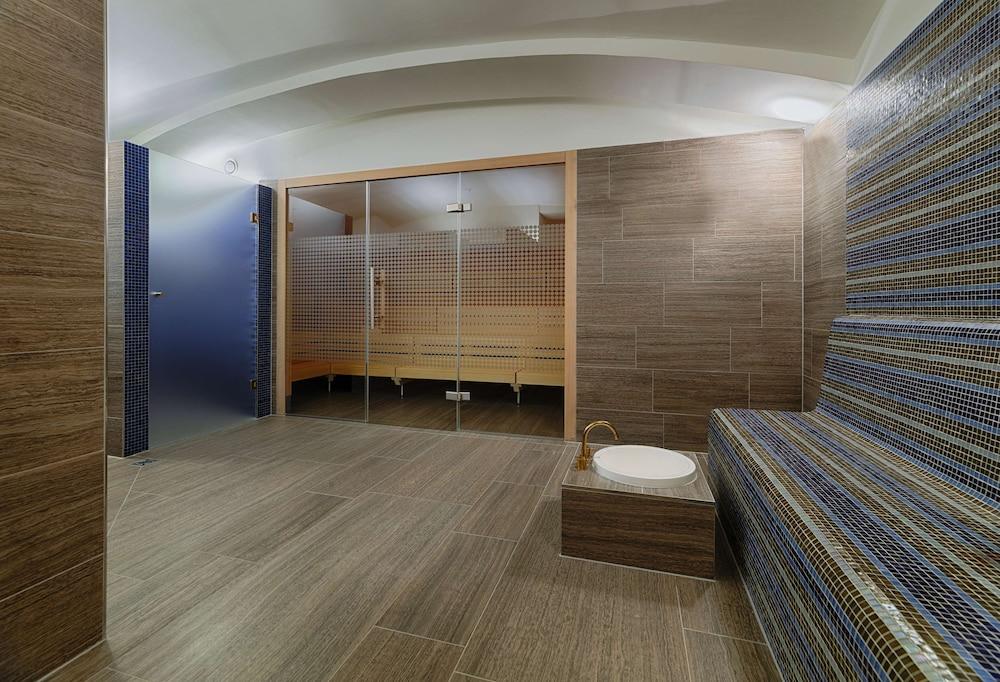 swimming pool spa
