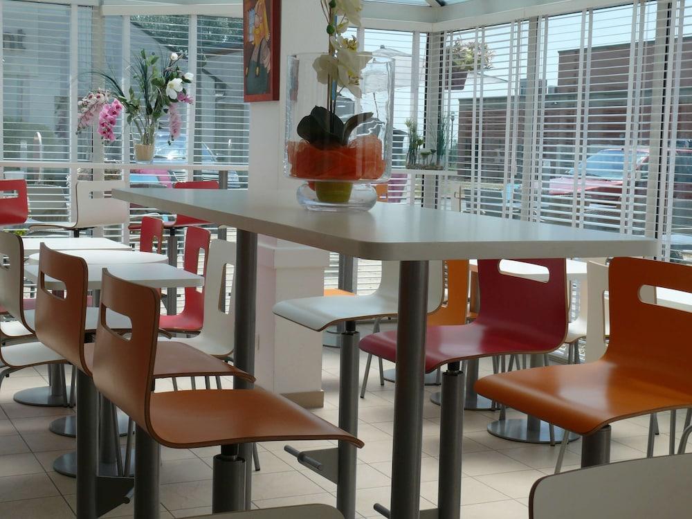restaurant cafeteria