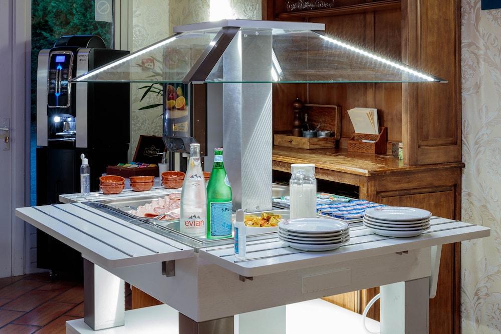 restaurant cafeteria