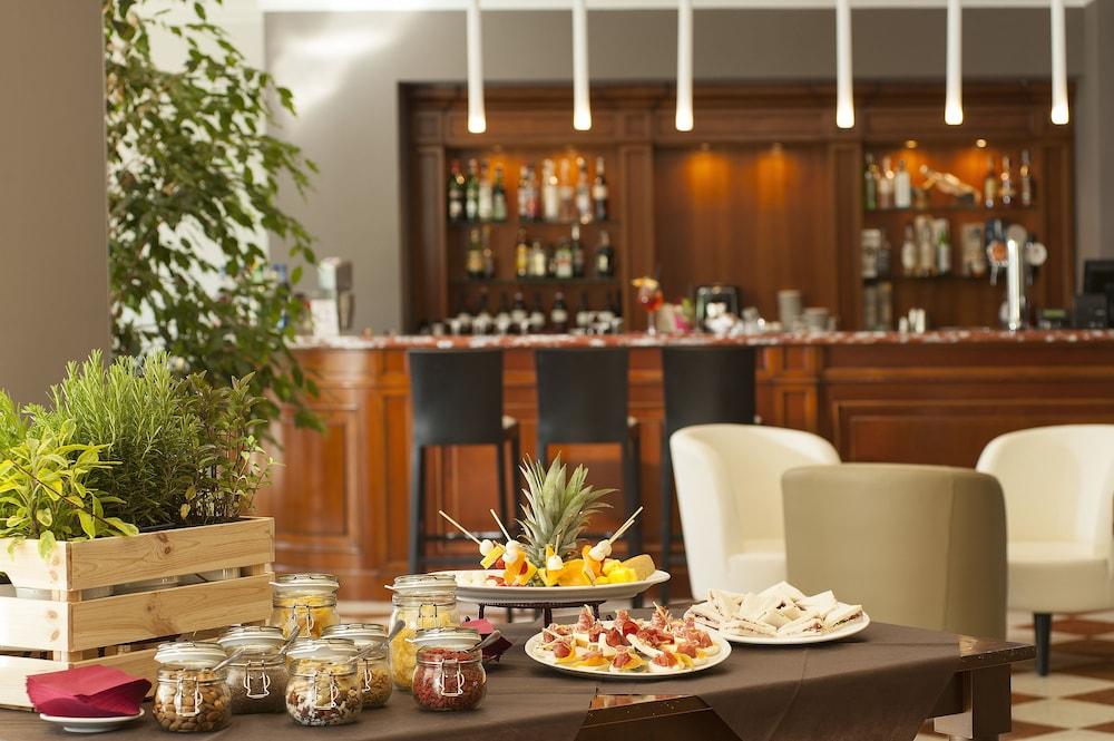 restaurant cafeteria