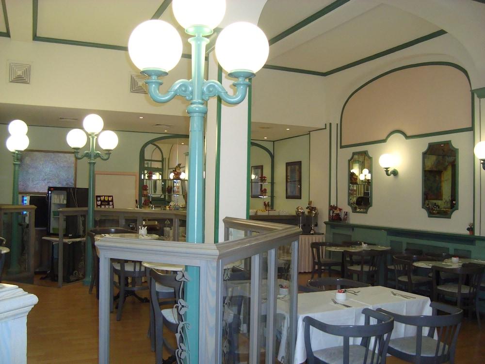 restaurant-cafeteria