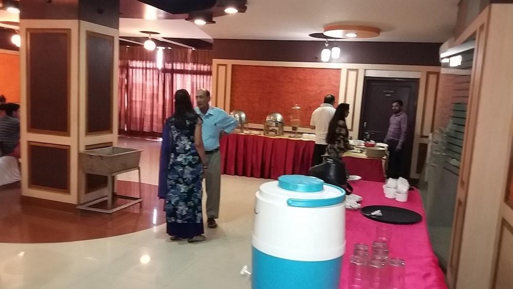 restaurant cafeteria