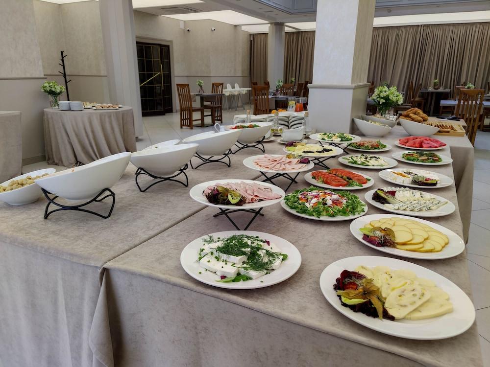 restaurant cafeteria